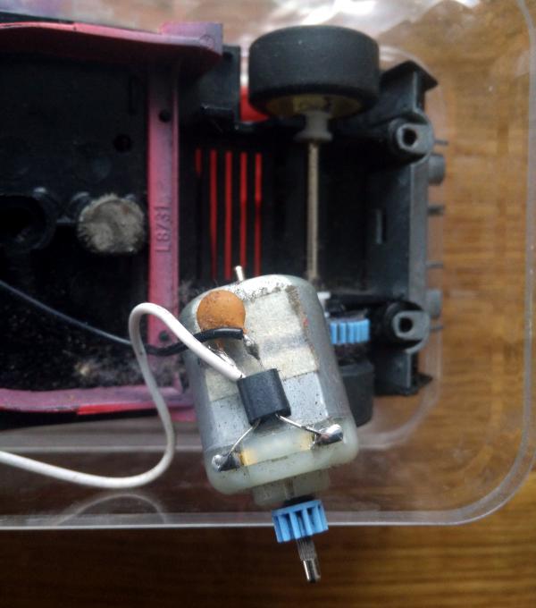 20190112_scalextric_originalmotor_mit_ferrit_und_kondensator.jpg