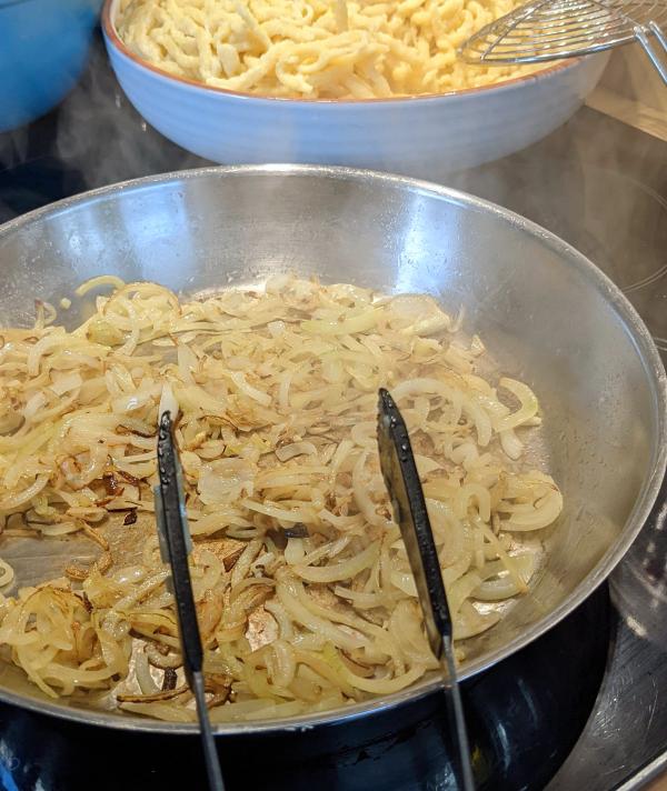 20220205_kaesespaetzle4_zwiebel_roesten.jpg