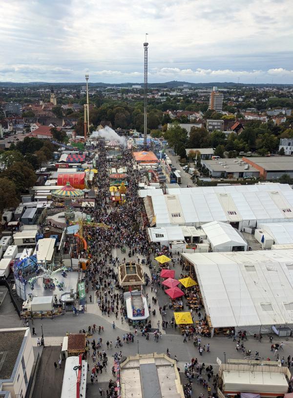 20250921_volksfest_von_oben.jpg
