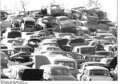 bundesarchiv_bild_183-1990-1228-011_nordhausen_schrottplatz_trabants_wartburgs.jpg
