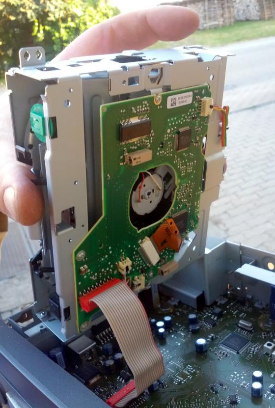 cd30_04_laufwerk_raus.jpg
